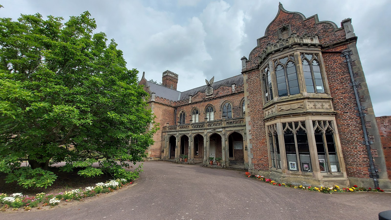 https://whatremovals.co.uk/wp-content/uploads/2022/02/Ayscoughfee Hall Museum and Gardens-300x169.jpeg